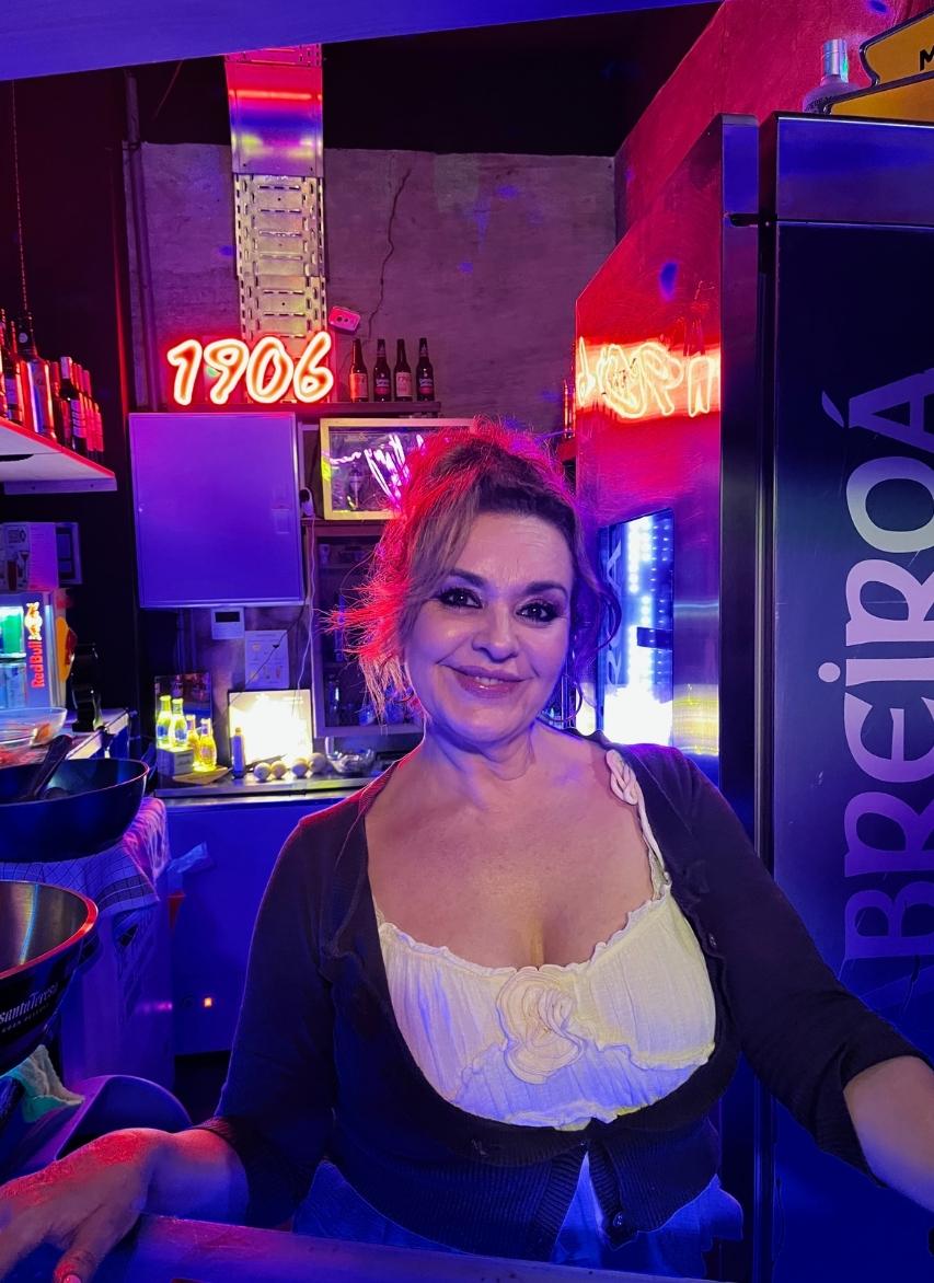 Camarera de El Coño la Bernarda en la calle Labradores