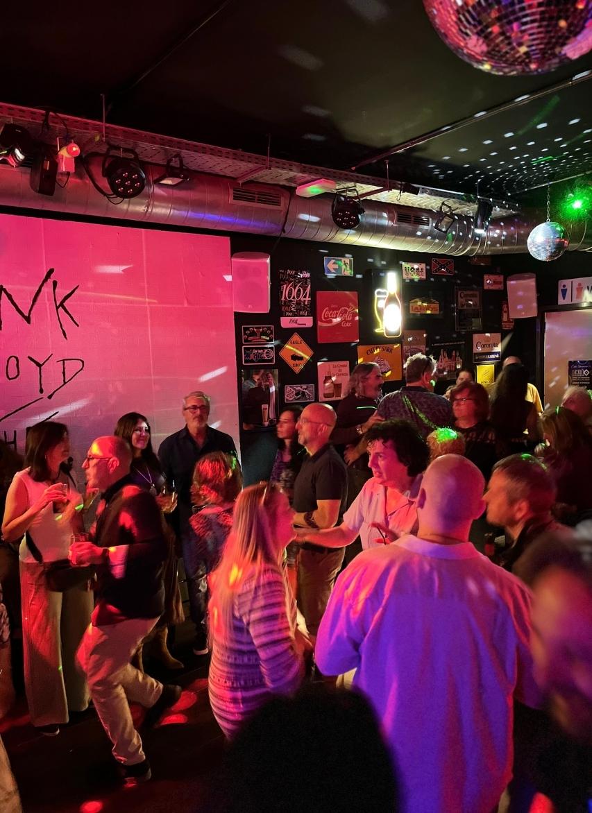 ambiente de tardeo con música de los 80 en El Coño la Bernarda