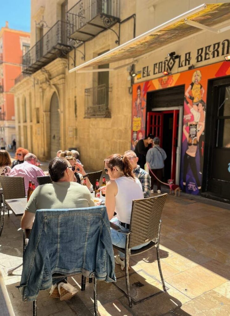 ambiente de tardeo con tapas y cerveza en El Coño la Bernarda