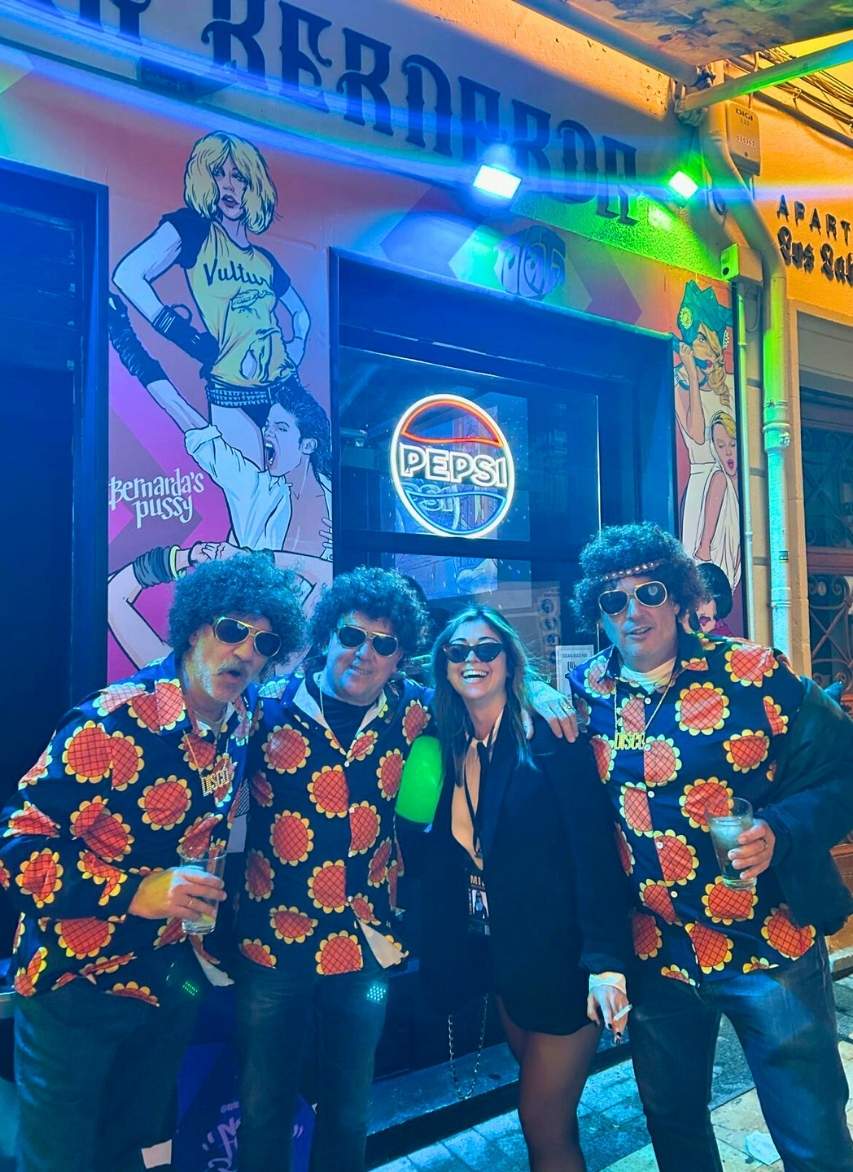 grupo de amigos bailando en pub retro de Alicante centro