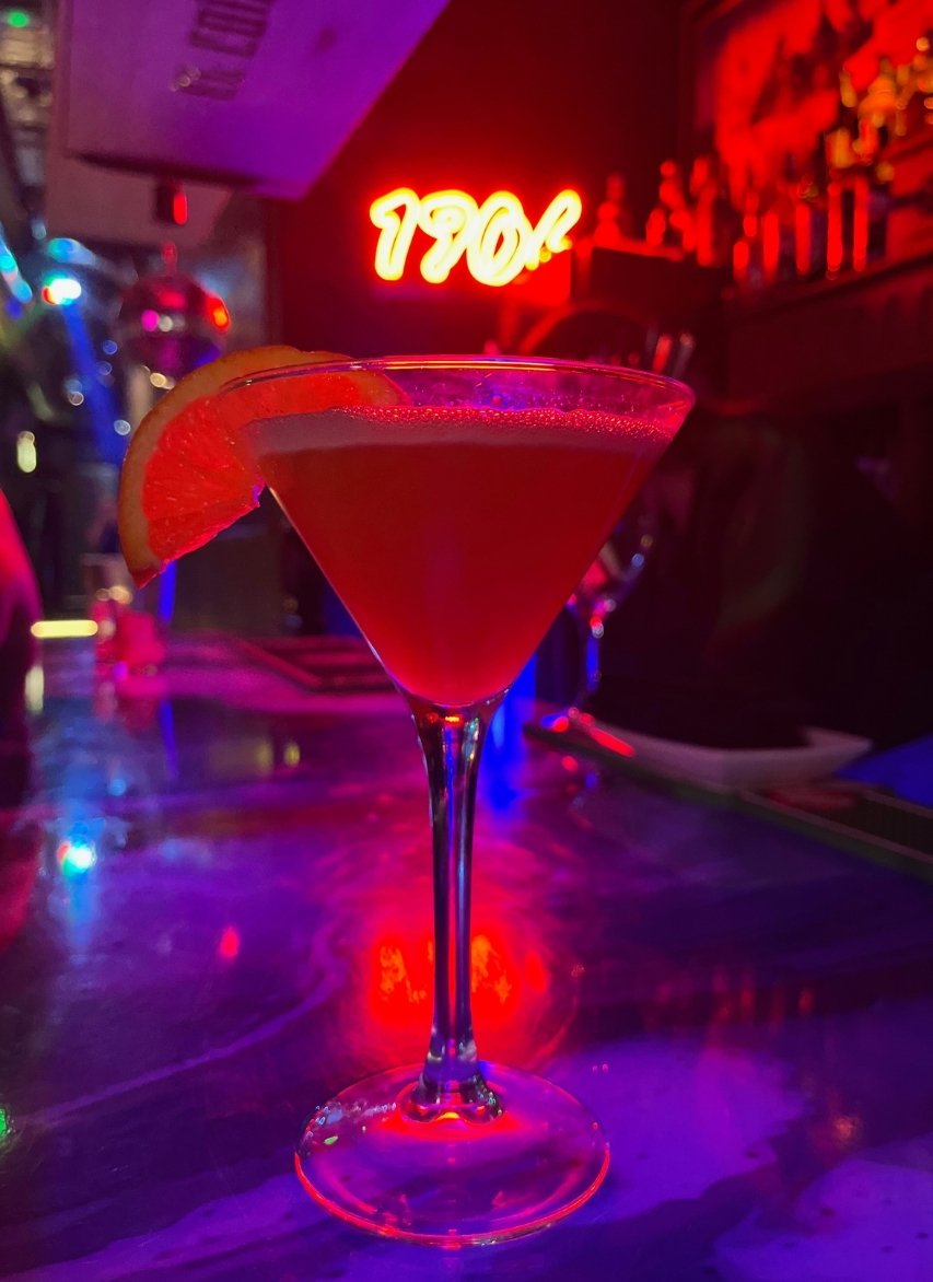mojito y cócteles clásicos en mesa exterior de El Coño la Bernarda