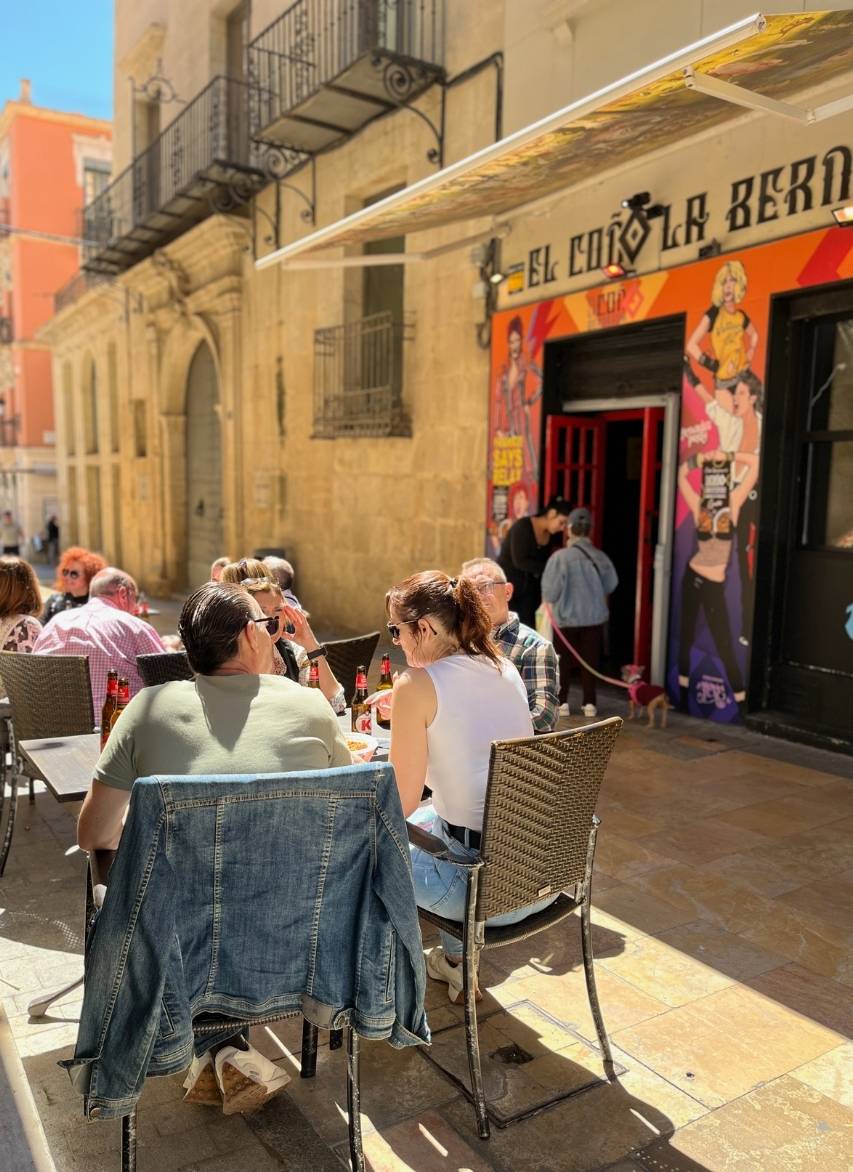 terraza de El Coño la Bernarda con clientes disfrutando en Alicante