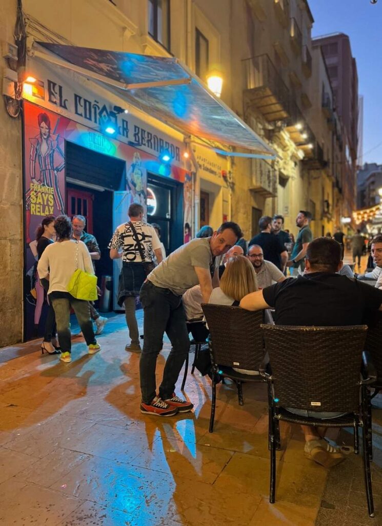 terraza llena de vida en el centro de Alicante durante el tardeo